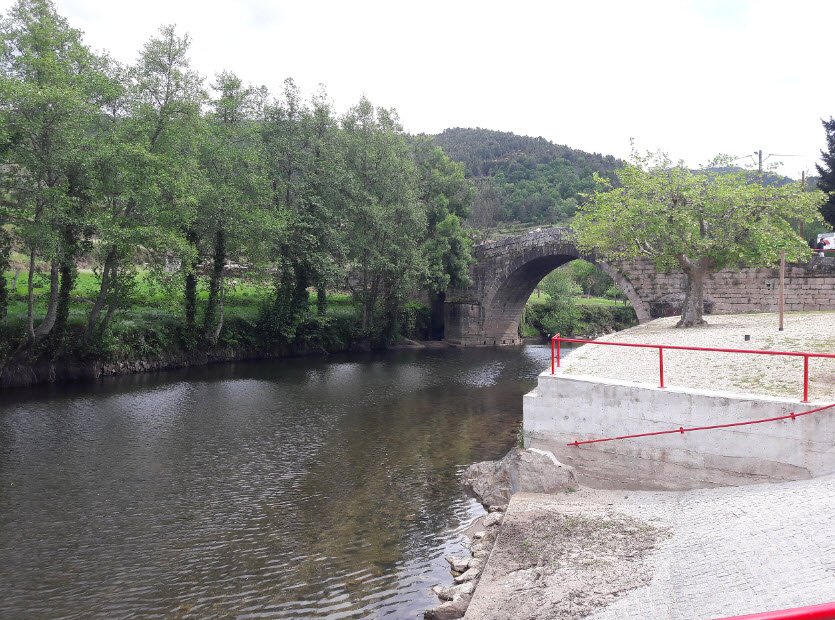Praia fluvial de Vila Cova à Coelheira, Portugal